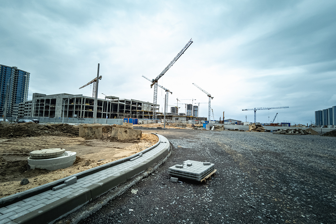 Home minsk, belarus may 2022: construction of a large shopping center in a new microdistrict.